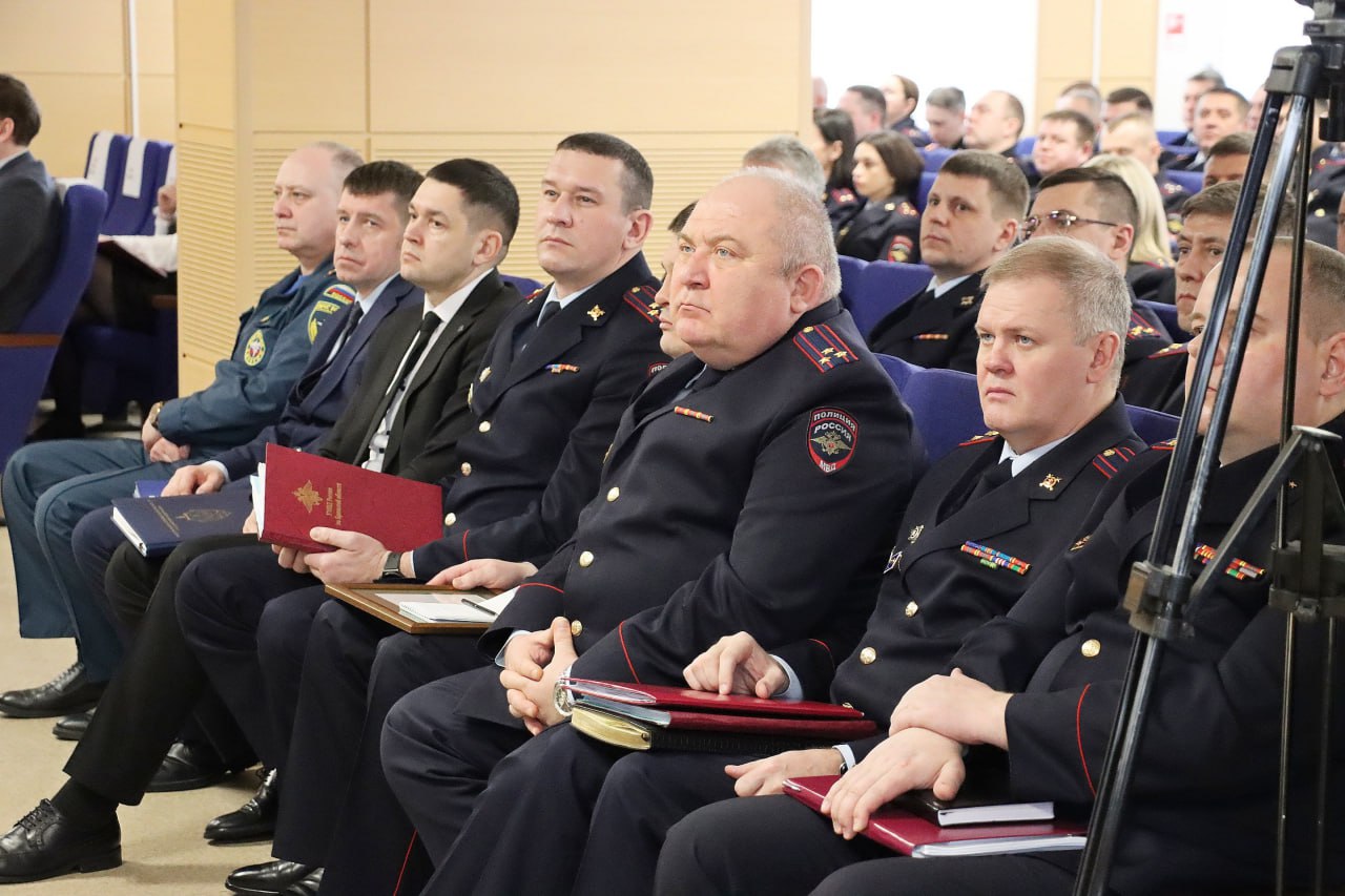 Сегодня состоялось расширенное заседание коллегии УМВД России по Брянской области по итогам работы за 2025 год! Среди участников мероприятия – спикер областной Думы Валентин Суббот Сегодня состоялось расширенное заседание коллегии УМВД России по Брянской области по итогам работы за 2025 год! Среди участников мероприятия – спикер областной Думы Валентин Суббот
