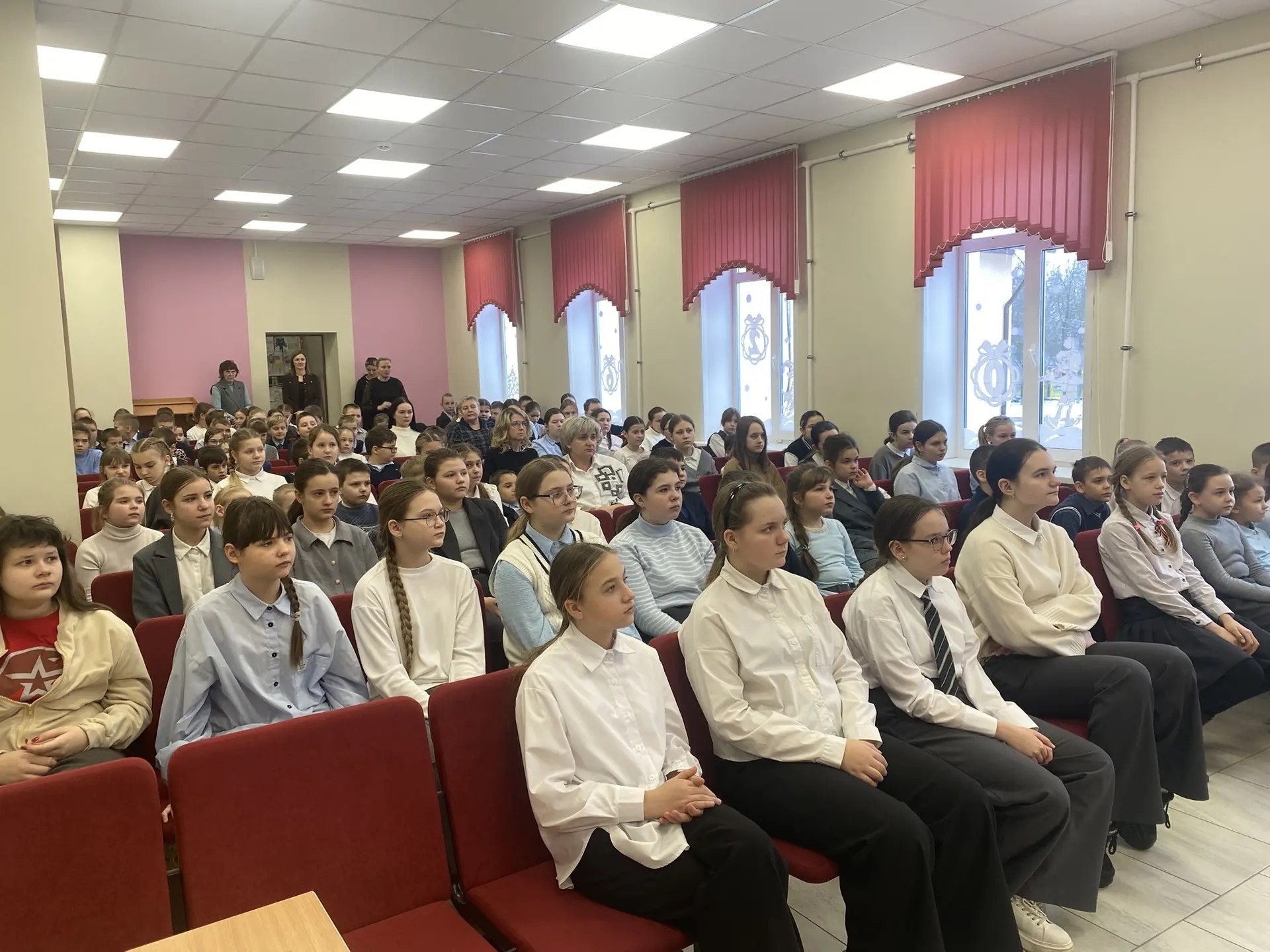 В Выгоничской школе прошла важная встреча для учащихся начальной школы и 5-6 классов с инспектором ОНДПР по Выгоничскому району Глебкиной Ю.Г В Выгоничской школе прошла важная встреча для учащихся начальной школы и 5-6 классов с инспектором ОНДПР по Выгоничскому району Глебкиной Ю.Г