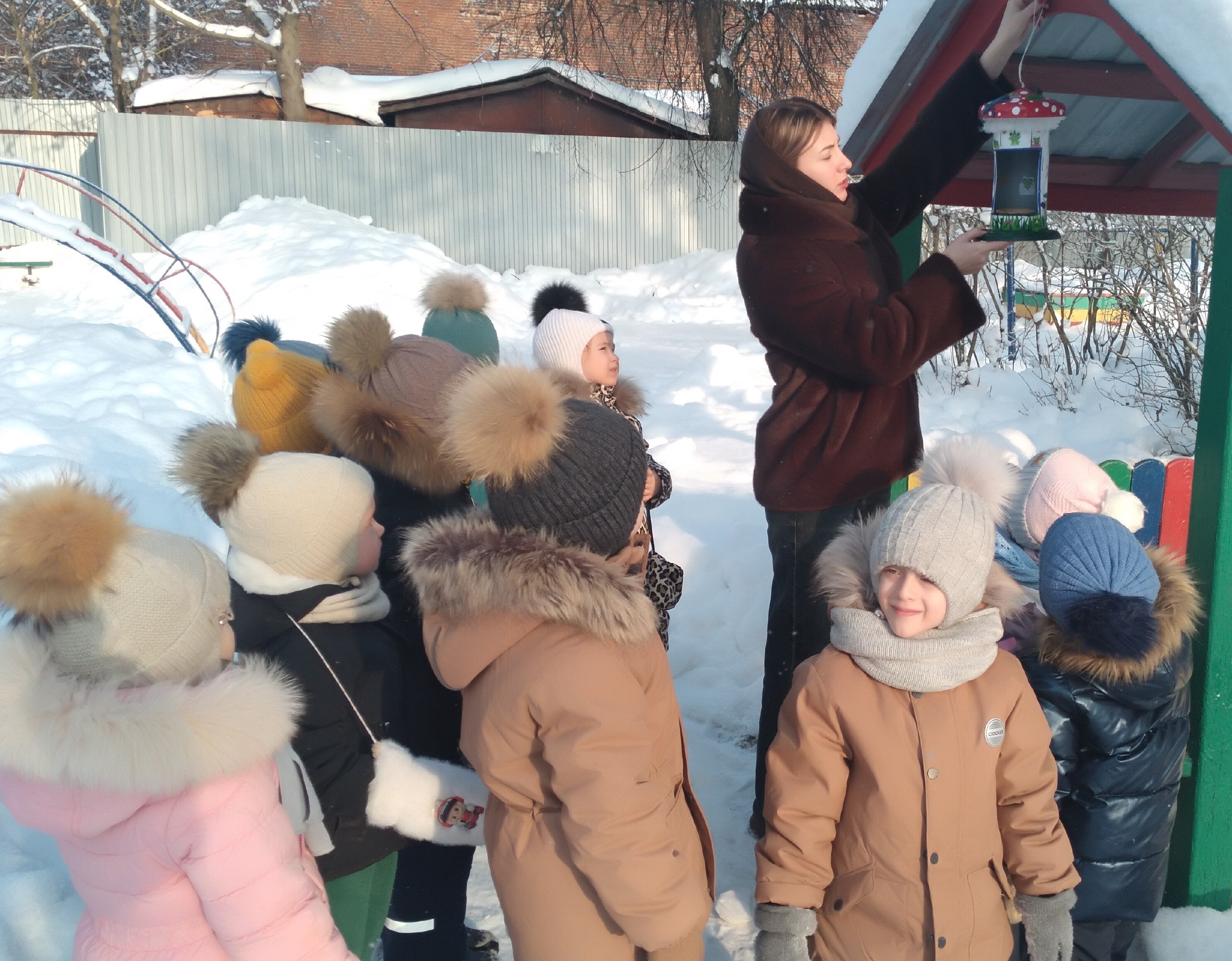 Продолжать знакомство детей с зимующими птицами, их особенностями жизни в зимний период Продолжать знакомство детей с зимующими птицами, их особенностями жизни в зимний период