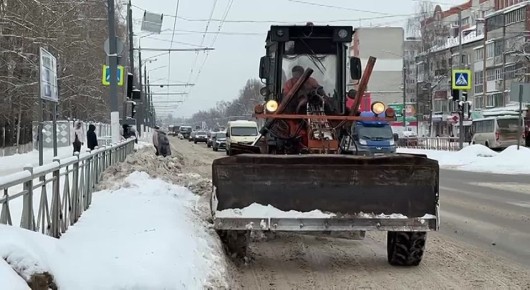 В Брянске продолжают расчистку улиц
