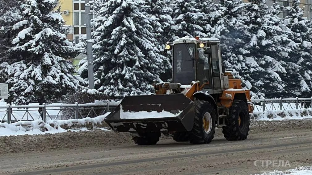 Сегодня, 29 января, в Брянске коммунальные и дорожные службы продолжают ликвидировать последствия снегопада, который был накануне