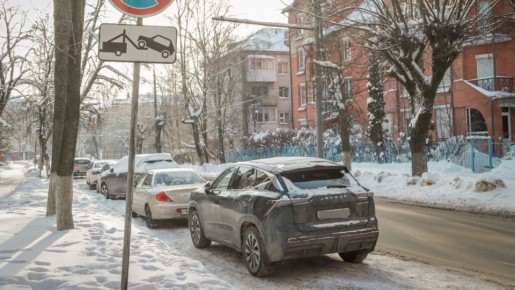 "Заложники" беспечности: в Брянске массово штрафуют и эвакуируют мешающие уборке снега автомобили