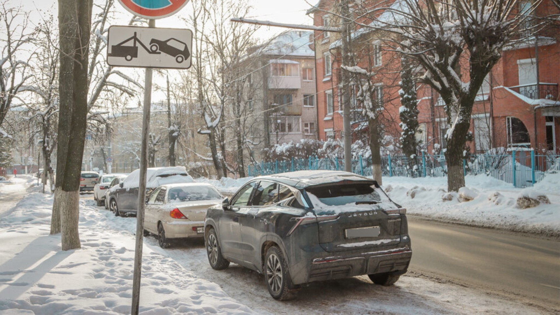 "Заложники" беспечности: в Брянске массово штрафуют и эвакуируют мешающие уборке снега автомобили