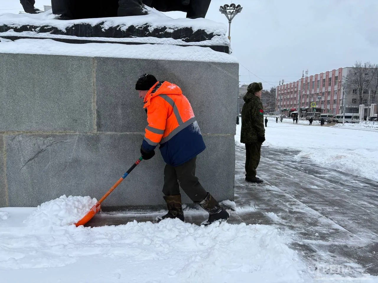 Сегодня, 29 января, в Брянске коммунальные и дорожные службы продолжают ликвидировать последствия снегопада, который был накануне Сегодня, 29 января, в Брянске коммунальные и дорожные службы продолжают ликвидировать последствия снегопада, который был накануне