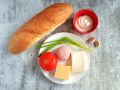 Запеченный батон с помидорами и колбасой: быстро, вкусно и очень сытно