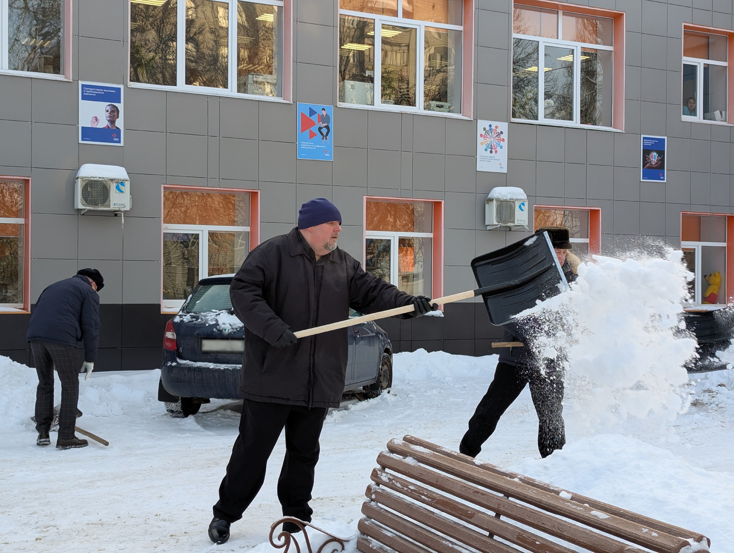 Сотрудники Кадрового центра «Работа России» города Брянска приняли активное участие в мероприятии по уборке снега на закреплённой территории Сотрудники Кадрового центра «Работа России» города Брянска приняли активное участие в мероприятии по уборке снега на закреплённой территории