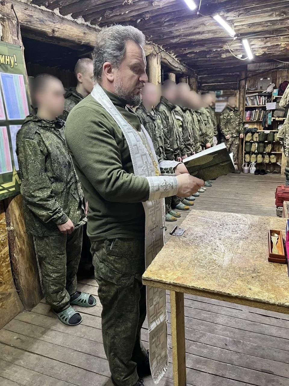 Брянские священники, иерей Иоанн Выхованец и иерей Сергий Цыбин, посетили подразделения войск, где провели молебны о победе, приняли исповеди и причастили солдат Брянские священники, иерей Иоанн Выхованец и иерей Сергий Цыбин, посетили подразделения войск, где провели молебны о победе, приняли исповеди и причастили солдат