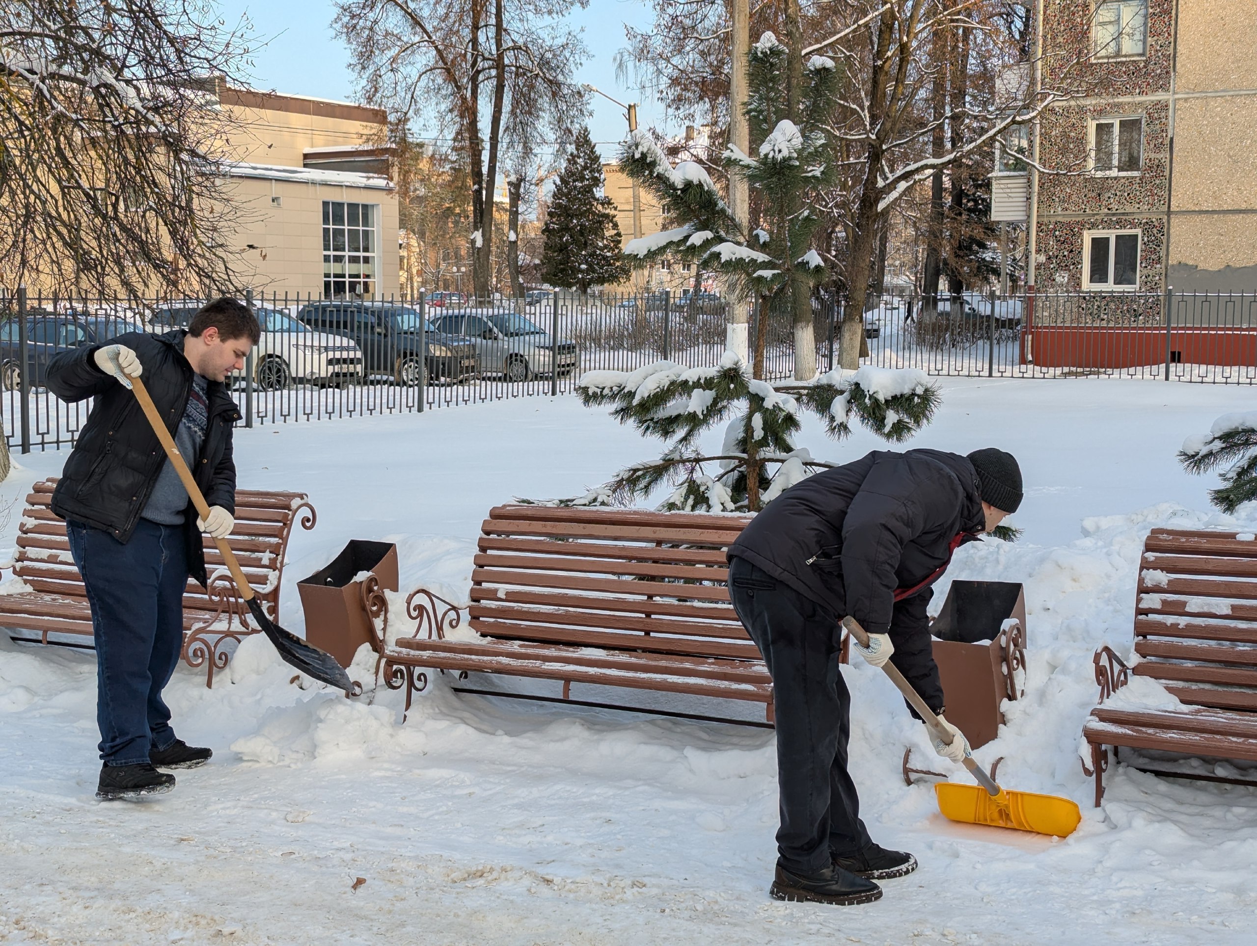 Сотрудники Кадрового центра «Работа России» города Брянска приняли активное участие в мероприятии по уборке снега на закреплённой территории Сотрудники Кадрового центра «Работа России» города Брянска приняли активное участие в мероприятии по уборке снега на закреплённой территории