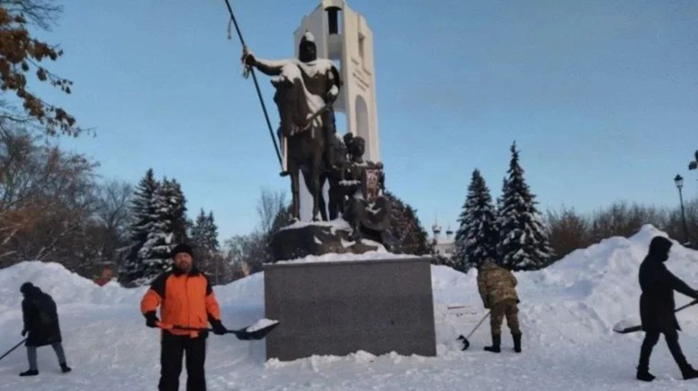 На уборку улиц Брянска от снега вышел разношерстный «снежный десант»