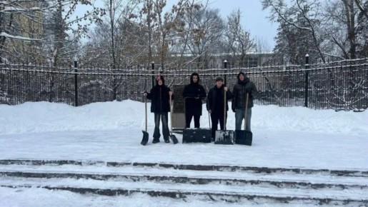 В Брянске сотни человек привлекли к уборке улиц и дворов 30 января