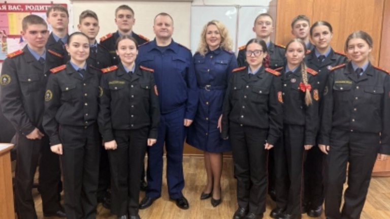 В Брянске следователи провели профориентационную встречу с подшефными кадетами