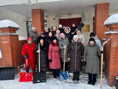 Сегодня, 30 января 2026 года, сотрудники двух организаций — центра занятости и социальной защиты Севского района — объединились для проведения зимнего субботника по очистке территории от снега