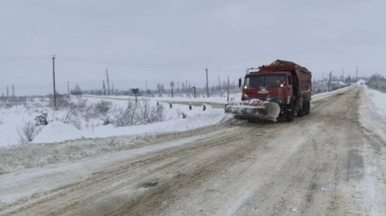 На брянских дорогах 29 января расчищали снег 252 единицы техники