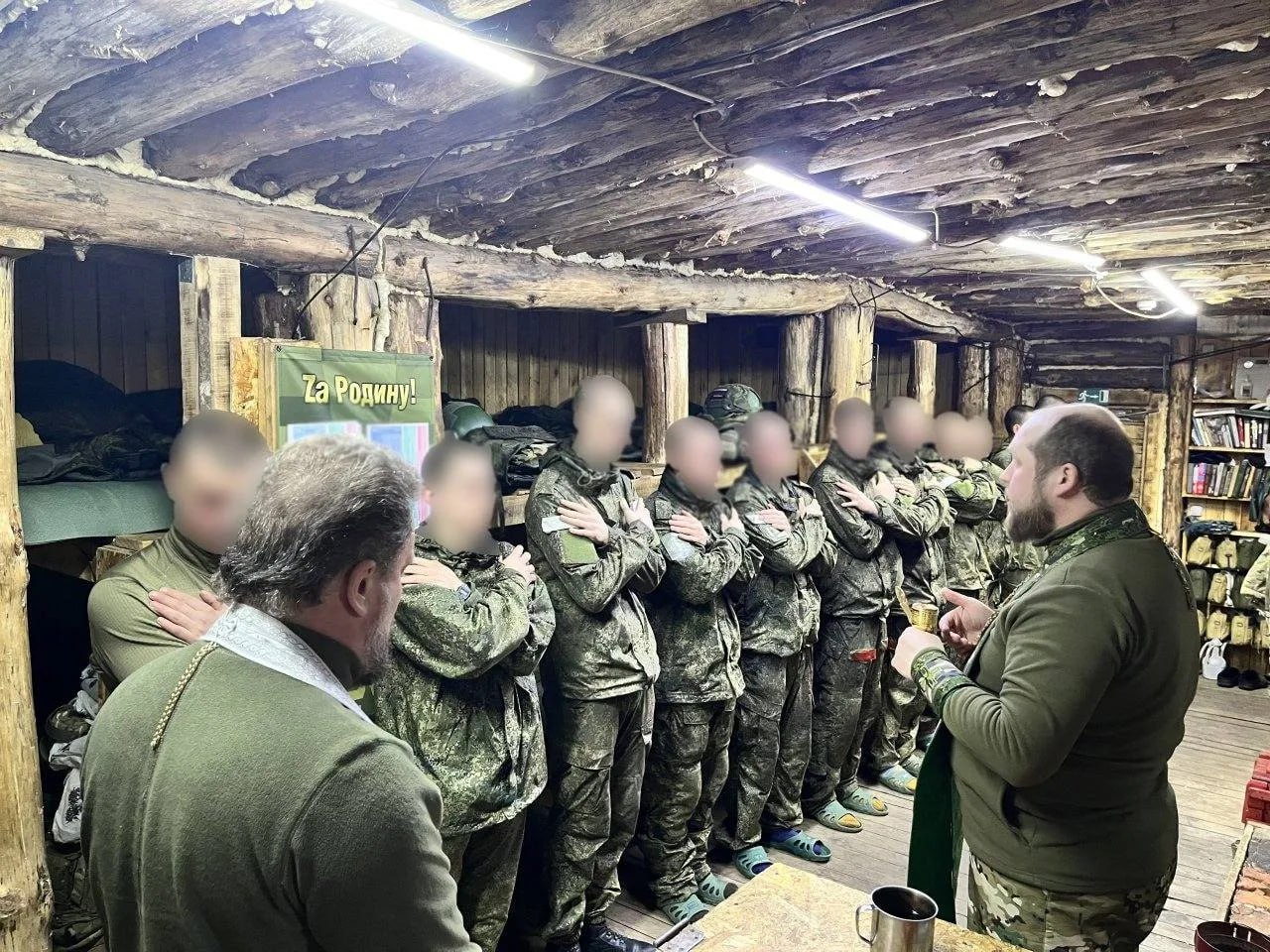 Брянские священники, иерей Иоанн Выхованец и иерей Сергий Цыбин, посетили подразделения войск, где провели молебны о победе, приняли исповеди и причастили солдат Брянские священники, иерей Иоанн Выхованец и иерей Сергий Цыбин, посетили подразделения войск, где провели молебны о победе, приняли исповеди и причастили солдат