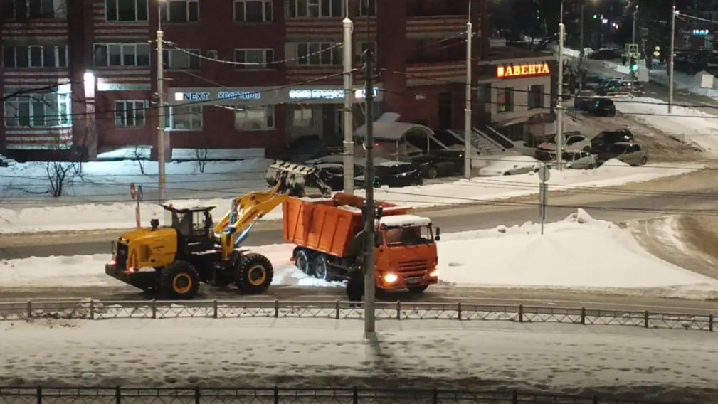 В Брянске в ночь с пятницы 30 января на субботу 31 января вывезли 2053 тонны снега
