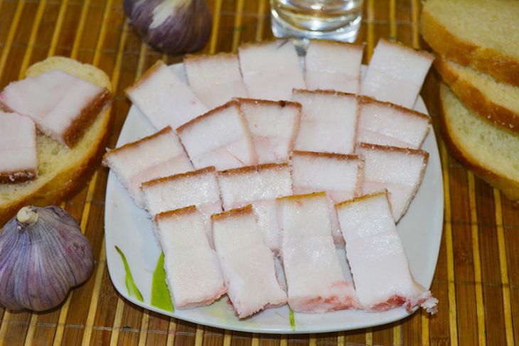 Не год и не два: сколько на самом деле можно хранить сало в морозилке