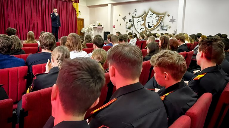 Полицейские объяснили школьникам правила безопасности против IT-мошенничества