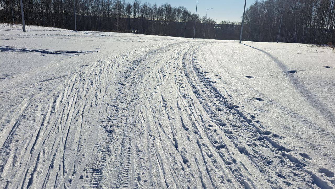 Уважаемые жители!. На фото — последствия заезда автомобиля на лыжную трассу: испорченные тренировочные дорожки Уважаемые жители!. На фото — последствия заезда автомобиля на лыжную трассу: испорченные тренировочные дорожки