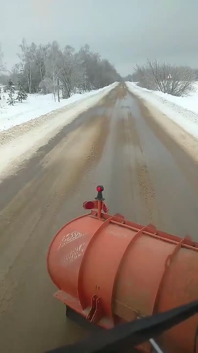 Для обработки покрытия автодорог Брянской области регионального и межмуниципального значения за минувшие сутки было израсходовано более 1,6 тысяч тонн песко-соляной смеси, обработано более 1,4 тысяч километров автодорог