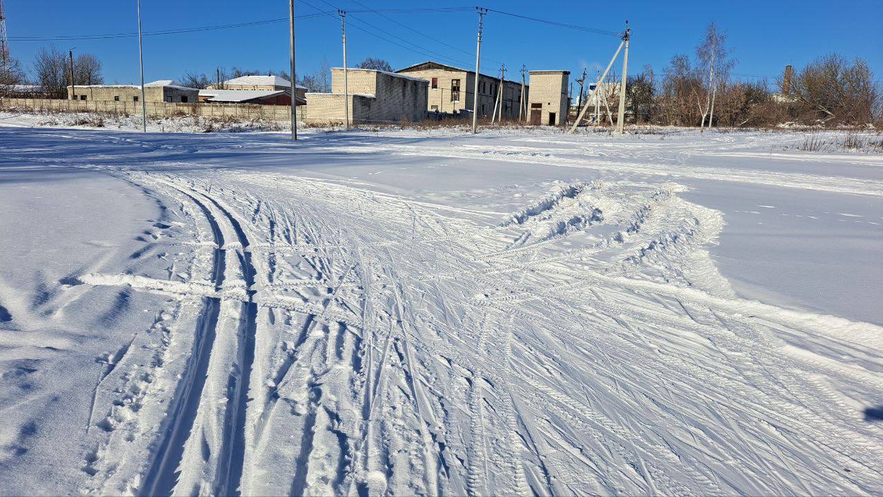 Уважаемые жители!. На фото — последствия заезда автомобиля на лыжную трассу: испорченные тренировочные дорожки Уважаемые жители!. На фото — последствия заезда автомобиля на лыжную трассу: испорченные тренировочные дорожки