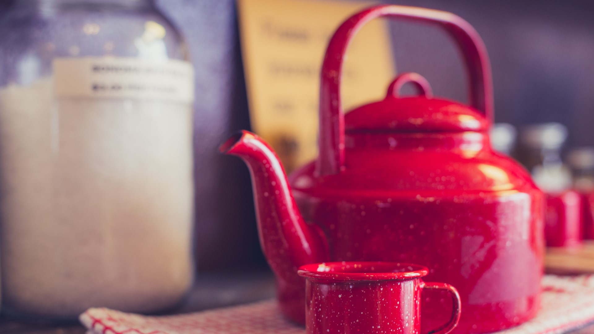 Затхлый запах в чайнике исчезнет за ночь: секрет в копеечном растворе