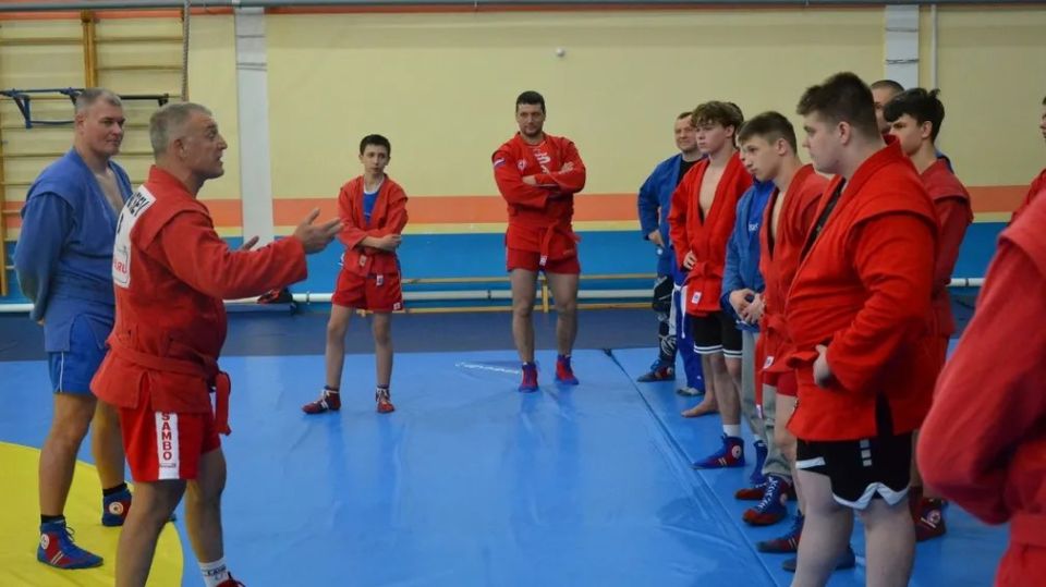 Заслуженный мастер спорта СССР, многократный чемпион СССР, Европы и мира, вице-председатель Белорусской федерации самбо Владимир Япринцев провел мастер-класс для юных брянских самбистов