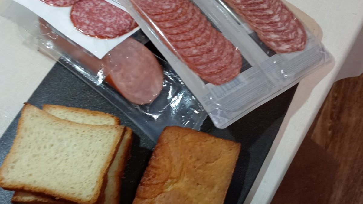 Как сохранить колбасу свежей и вкусной: советы по хранению