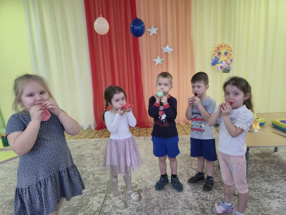 5 февраля в средней группе МБДОУ-детский сад №20 «Теремок» прошло увлекательное занятие по экспериментированию « Воздух вокруг нас» 5 февраля в средней группе МБДОУ-детский сад №20 «Теремок» прошло увлекательное занятие по экспериментированию « Воздух вокруг нас»