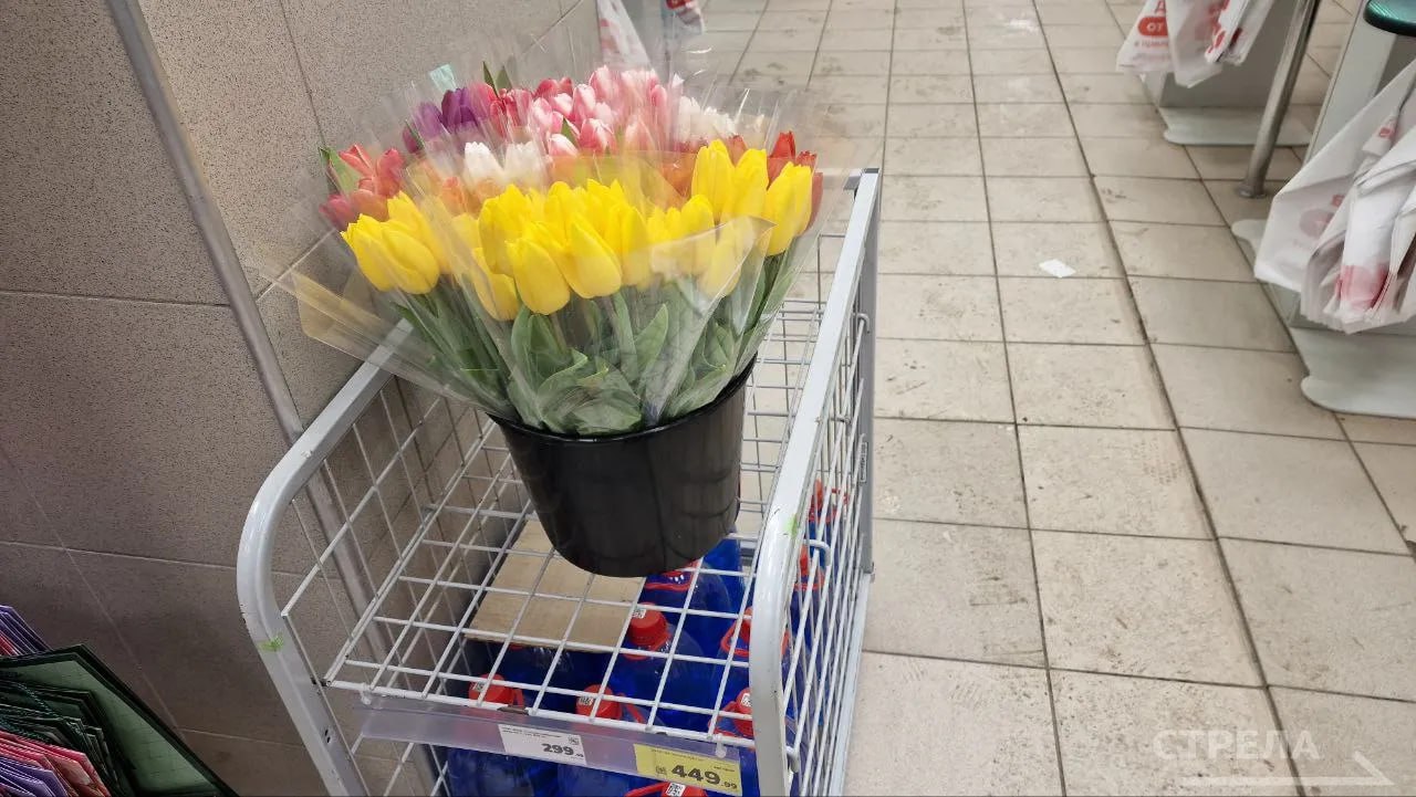В брянских магазинах заметили букеты ярких тюльпанов