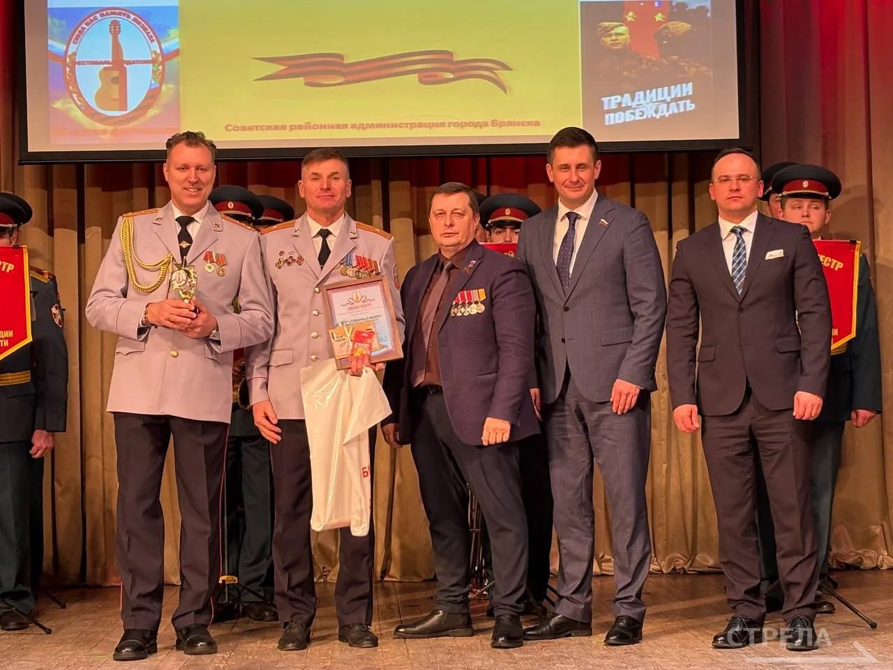 Сегодня, 13 февраля, в преддверии Дня защитника Отечества, в Брянске прошел заключительный концерт XXV открытого фестиваля солдатской песни «Сюда нас память позвала» Сегодня, 13 февраля, в преддверии Дня защитника Отечества, в Брянске прошел заключительный концерт XXV открытого фестиваля солдатской песни «Сюда нас память позвала»