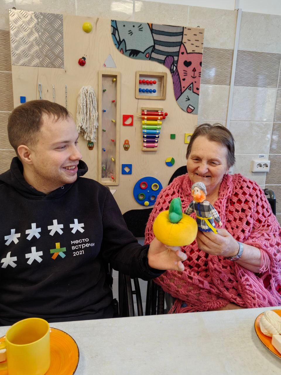 В Дарковичском доме социального обслуживания прошёл необычный день — мир волшебного кукольного театра.Подготовленный специально для проживающих спектакль превратился в искренний диалог о дружбе, взаимопомощи и уважении В Дарковичском доме социального обслуживания прошёл необычный день — мир волшебного кукольного театра.Подготовленный специально для проживающих спектакль превратился в искренний диалог о дружбе, взаимопомощи и уважении