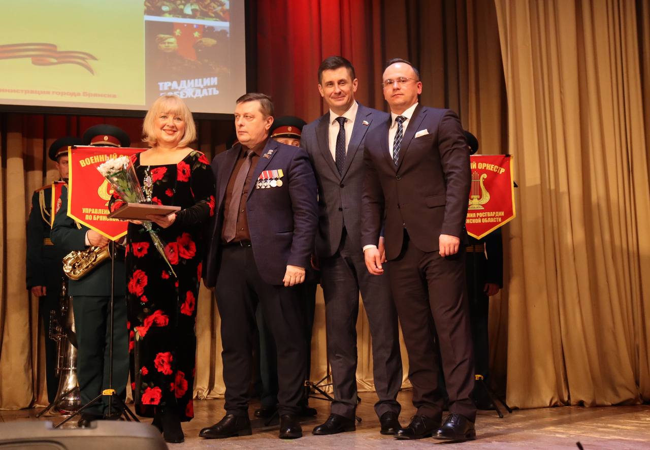 Сегодня, 13 февраля, в преддверии Дня защитника Отечества, в Городском Доме культуры Советского района прошел заключительный концерт XXV открытого фестиваля солдатской песни «Сюда нас память позвала» Сегодня, 13 февраля, в преддверии Дня защитника Отечества, в Городском Доме культуры Советского района прошел заключительный концерт XXV открытого фестиваля солдатской песни «Сюда нас память позвала»