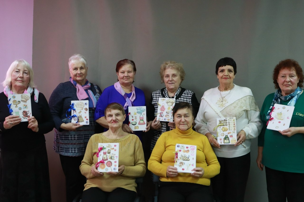 «Кулинарная книга». Представьте: тепло домашнего очага, манящий аромат свежей выпечки и ласковый голос бабушки, раскрывающей секреты борща, который готовила еще ее мама