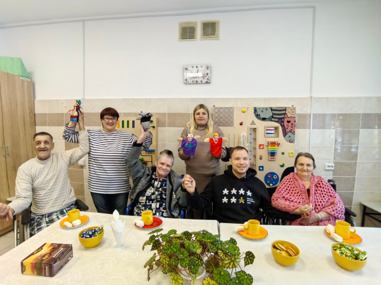 В Дарковичском доме социального обслуживания прошёл необычный день — мир волшебного кукольного театра.Подготовленный специально для проживающих спектакль превратился в искренний диалог о дружбе, взаимопомощи и уважении В Дарковичском доме социального обслуживания прошёл необычный день — мир волшебного кукольного театра.Подготовленный специально для проживающих спектакль превратился в искренний диалог о дружбе, взаимопомощи и уважении