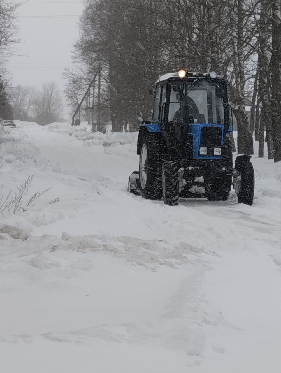 Зима не отпускает.. В связи со сложной погодной обстановкой – продолжающимся выпадением большого количества снега прошу автовладельцев района ограничить выезд на личном автотранспорте в ближайшие дни. Во избежание ДТП во...