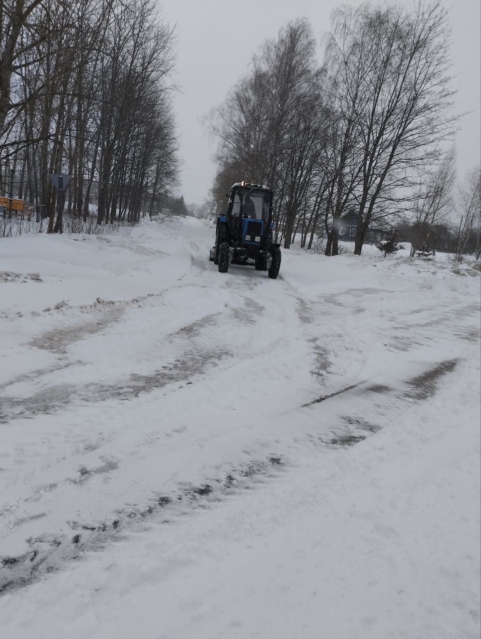 Зима не отпускает.. В связи со сложной погодной обстановкой – продолжающимся выпадением большого количества снега прошу автовладельцев района ограничить выезд на личном автотранспорте в ближайшие дни. Во избежание ДТП во... Зима не отпускает.. В связи со сложной погодной обстановкой – продолжающимся выпадением большого количества снега прошу автовладельцев района ограничить выезд на личном автотранспорте в ближайшие дни. Во избежание ДТП во...