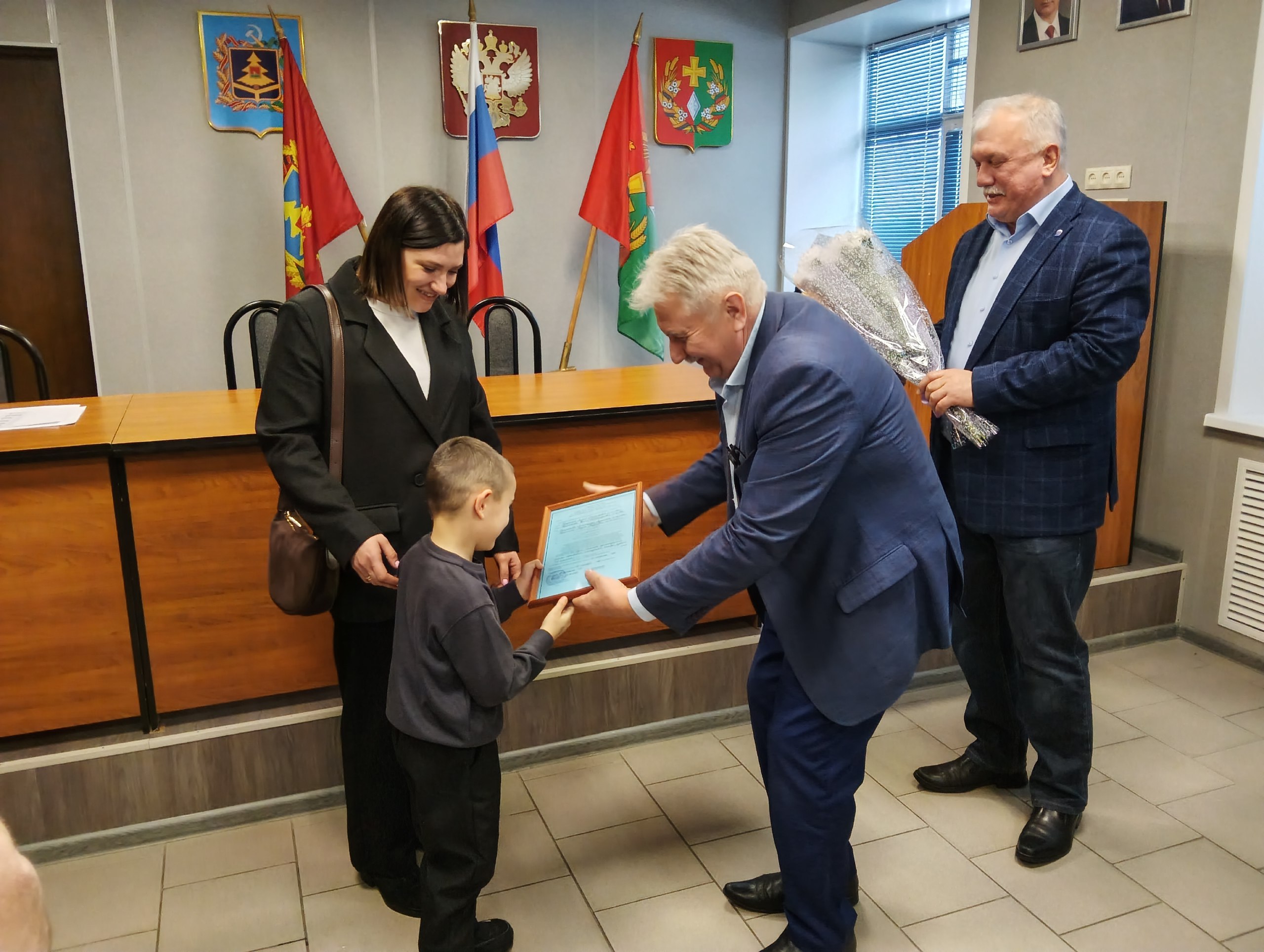 На рабочем совещании в администрации Погарского района двум молодым погарским семьям вручили «Свидетельства о праве на получение социальной выплаты на приобретение жилого помещения или создание объекта индивидуального... На рабочем совещании в администрации Погарского района двум молодым погарским семьям вручили «Свидетельства о праве на получение социальной выплаты на приобретение жилого помещения или создание объекта индивидуального...