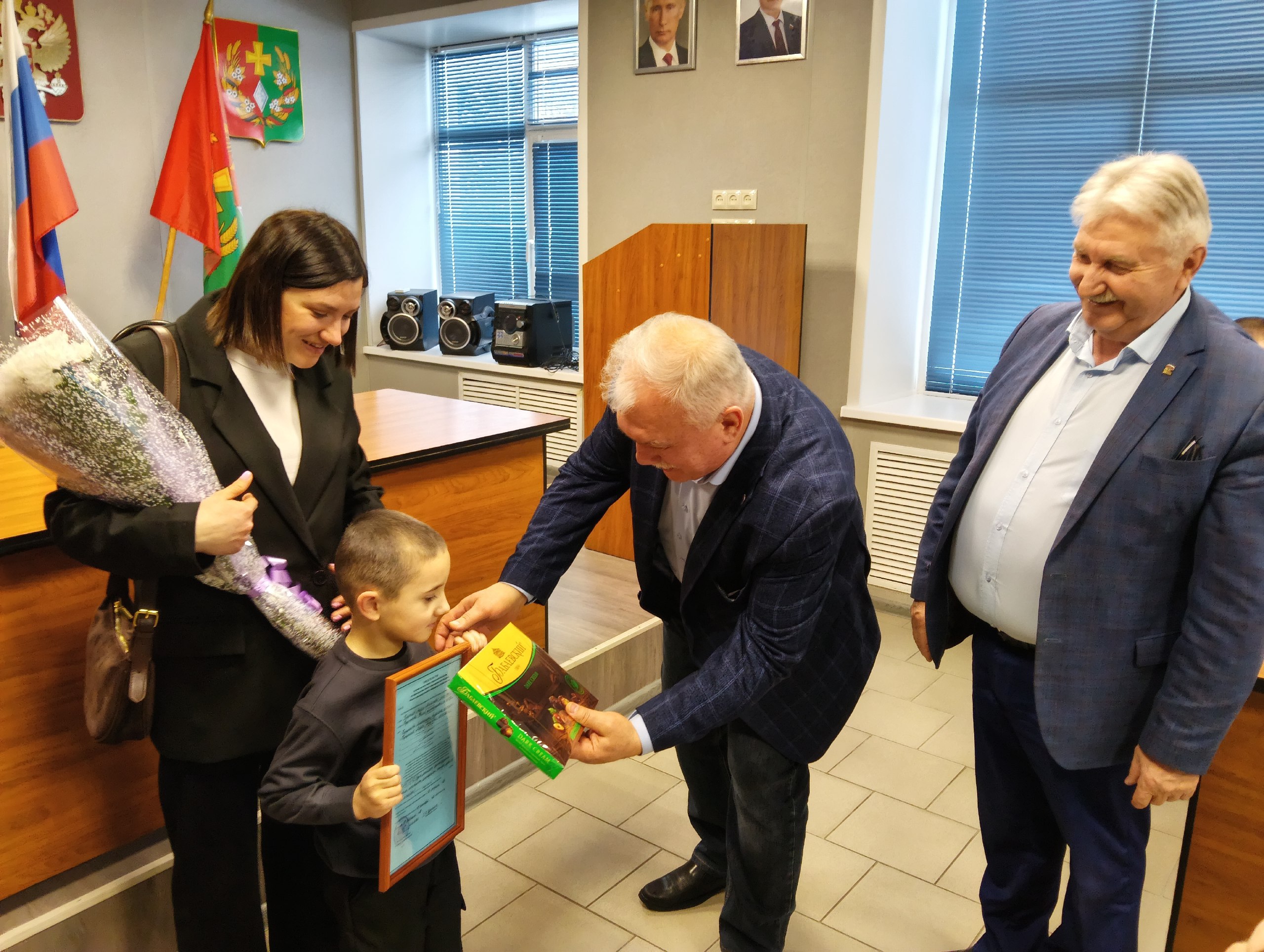 На рабочем совещании в администрации Погарского района двум молодым погарским семьям вручили «Свидетельства о праве на получение социальной выплаты на приобретение жилого помещения или создание объекта индивидуального... На рабочем совещании в администрации Погарского района двум молодым погарским семьям вручили «Свидетельства о праве на получение социальной выплаты на приобретение жилого помещения или создание объекта индивидуального...