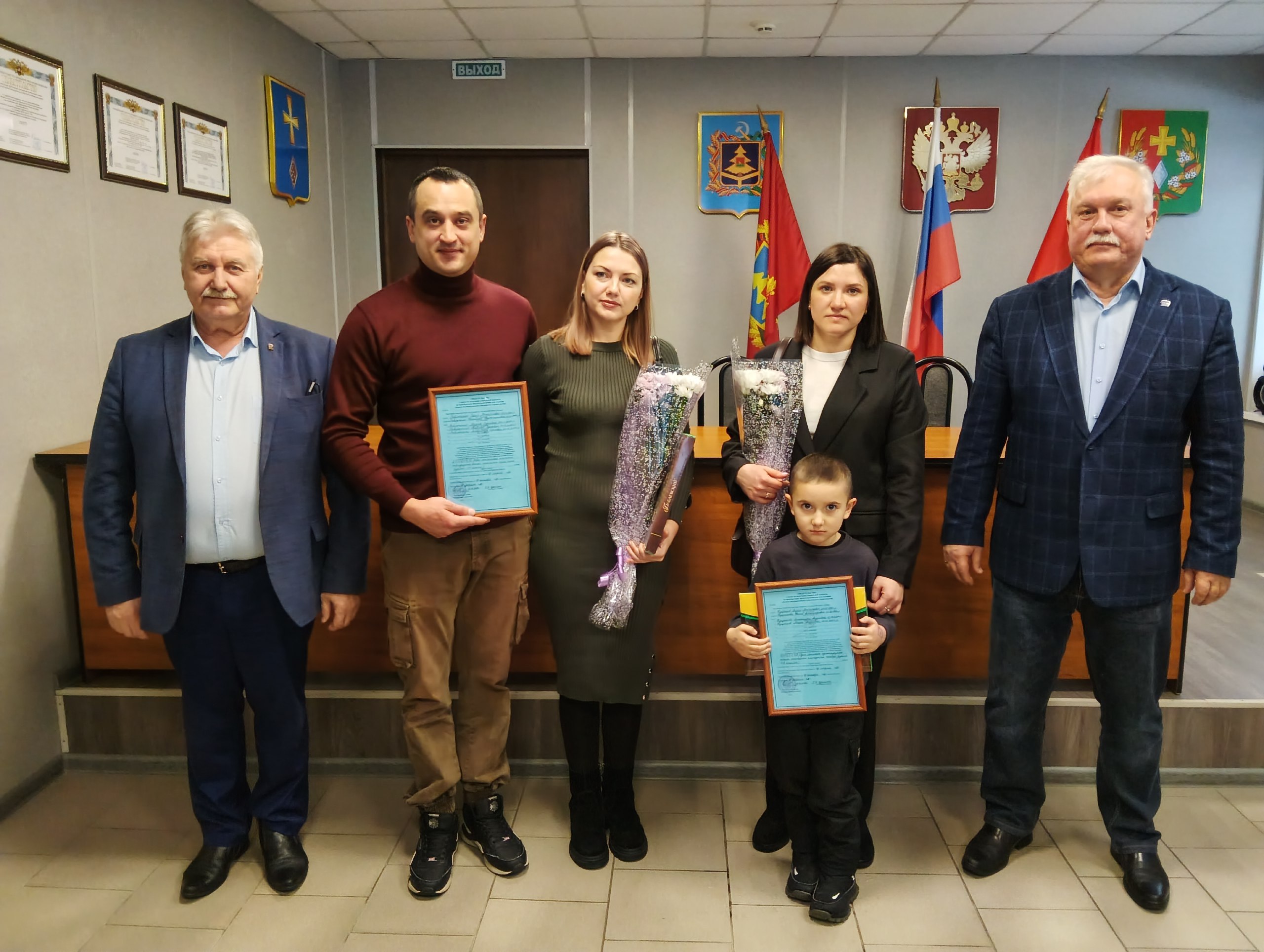 На рабочем совещании в администрации Погарского района двум молодым погарским семьям вручили «Свидетельства о праве на получение социальной выплаты на приобретение жилого помещения или создание объекта индивидуального... На рабочем совещании в администрации Погарского района двум молодым погарским семьям вручили «Свидетельства о праве на получение социальной выплаты на приобретение жилого помещения или создание объекта индивидуального...