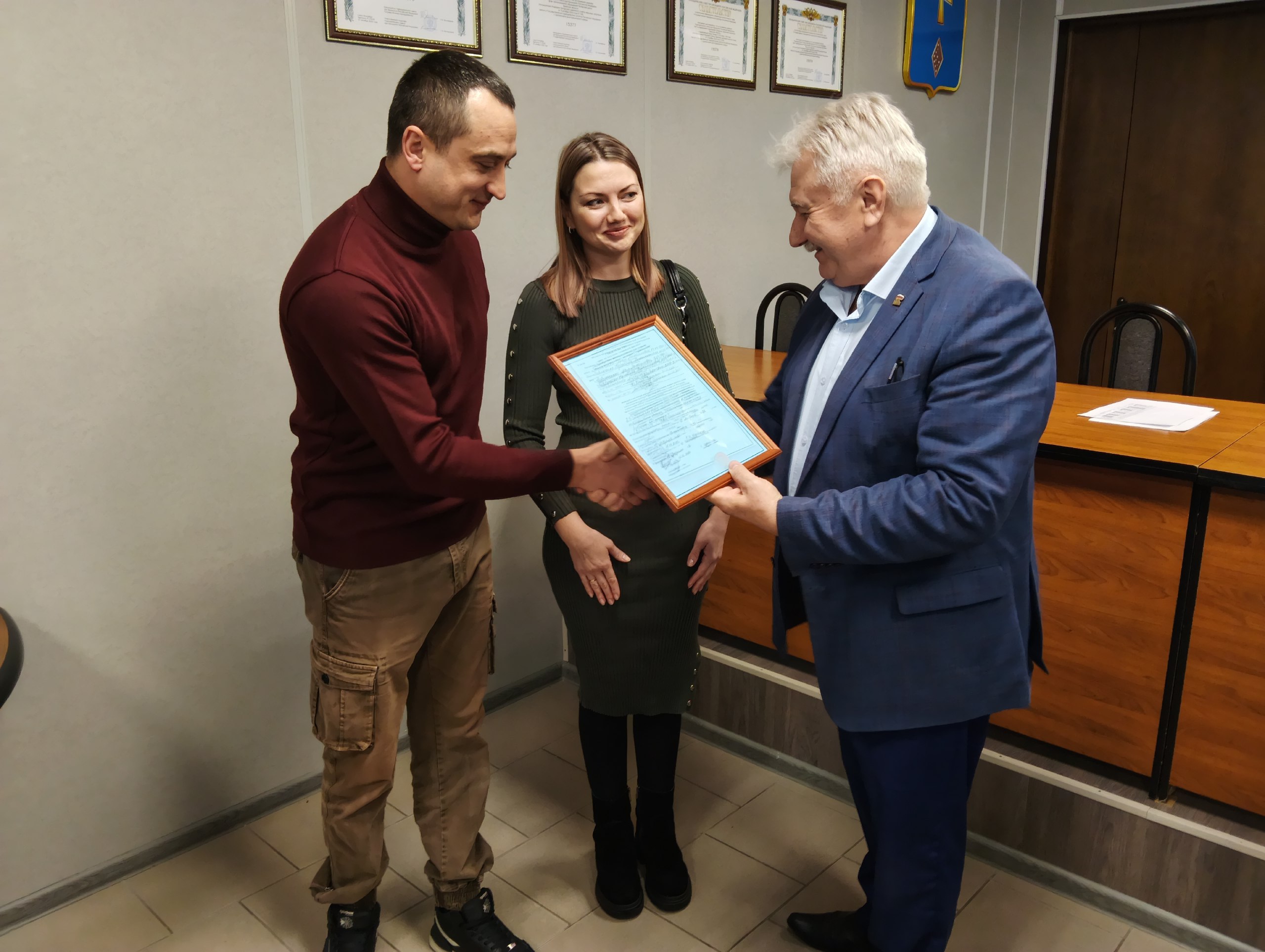 На рабочем совещании в администрации Погарского района двум молодым погарским семьям вручили «Свидетельства о праве на получение социальной выплаты на приобретение жилого помещения или создание объекта индивидуального...