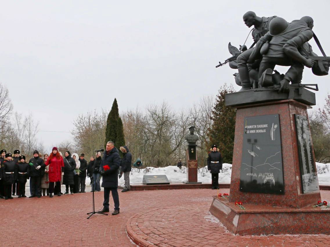 Память, застывшая в камне: у памятника «Круговая оборона» почтили воинов-интернационалистов Память, застывшая в камне: у памятника «Круговая оборона» почтили воинов-интернационалистов