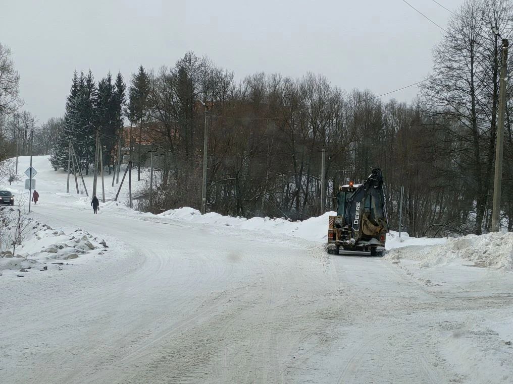В Клетне продолжается работа по очистке улиц от снега, выпавшего накануне В Клетне продолжается работа по очистке улиц от снега, выпавшего накануне