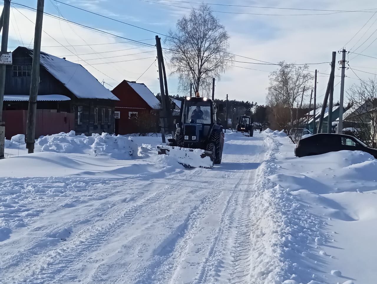 В Клетне продолжается работа по очистке улиц от снега, выпавшего накануне