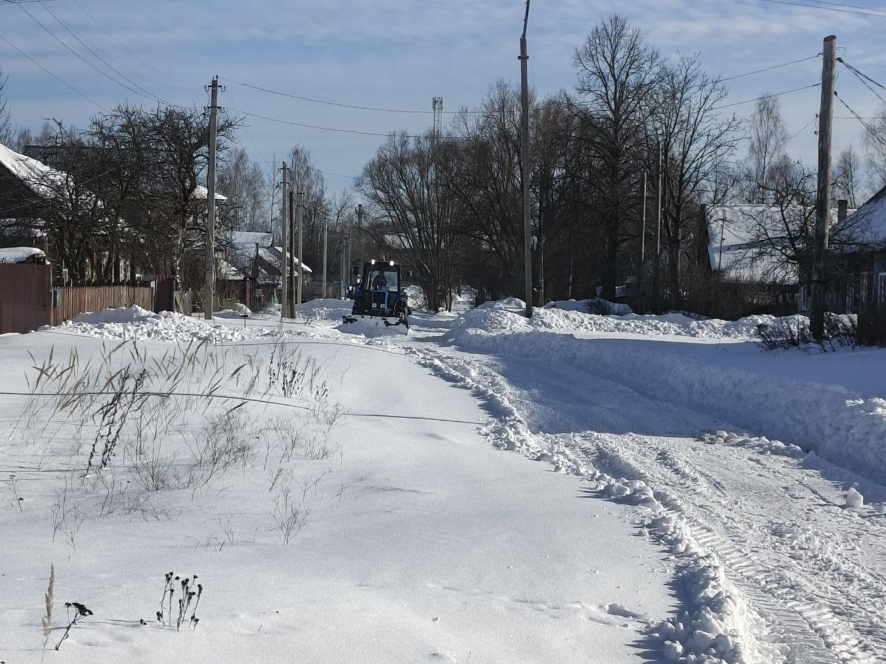 В Клетне продолжается работа по очистке улиц от снега, выпавшего накануне В Клетне продолжается работа по очистке улиц от снега, выпавшего накануне
