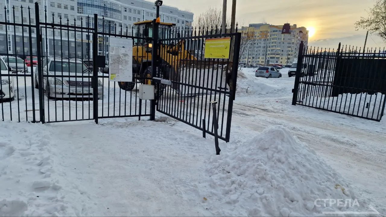 Сегодня, 18 февраля, в Брянске продолжается уборка снега и обработка дорог Сегодня, 18 февраля, в Брянске продолжается уборка снега и обработка дорог