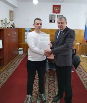 Сегодня глава администрации Унечского района В.А.Дуда вручил сертификат на приобретение благоустроенного жилого помещения на территории Брянской области Мироненко Максиму Дмитриевичу, лицу из числа детей, оставшихся без...