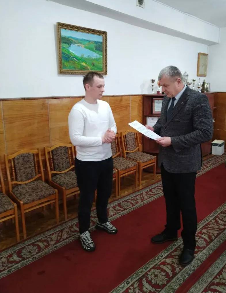 Сегодня глава администрации Унечского района В.А.Дуда вручил сертификат на приобретение благоустроенного жилого помещения на территории Брянской области Мироненко Максиму Дмитриевичу, лицу из числа детей, оставшихся без... Сегодня глава администрации Унечского района В.А.Дуда вручил сертификат на приобретение благоустроенного жилого помещения на территории Брянской области Мироненко Максиму Дмитриевичу, лицу из числа детей, оставшихся без...