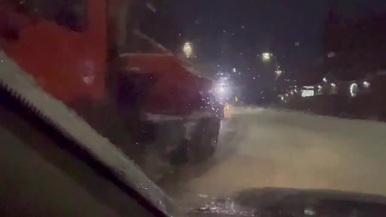 Ночная битва со стихией: Брянск чистят после мощнейшего снегопада