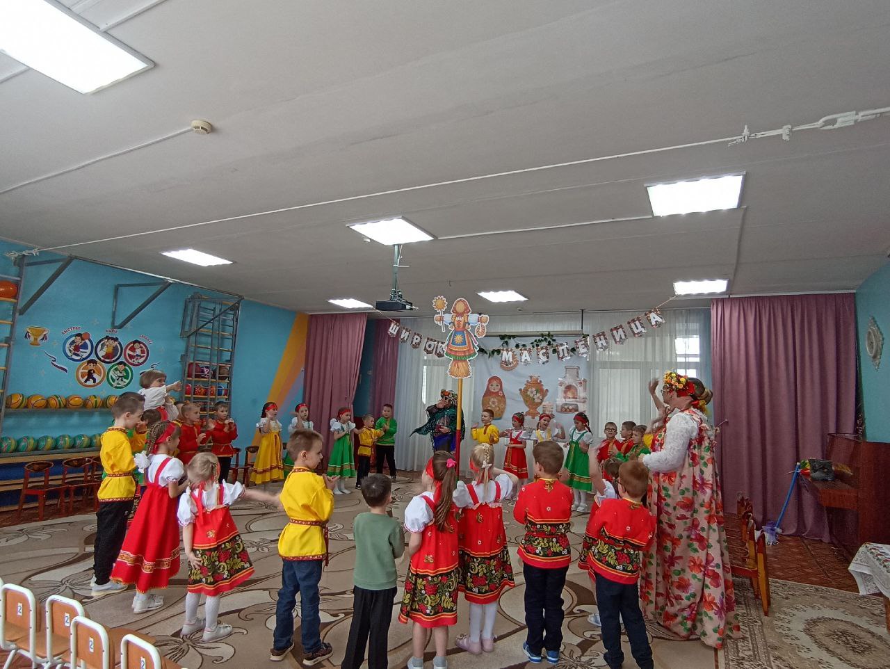 Сегодня в детском саду "Десняночка" дошколята отмечали "Широкую Масленицу" Сегодня в детском саду "Десняночка" дошколята отмечали "Широкую Масленицу"