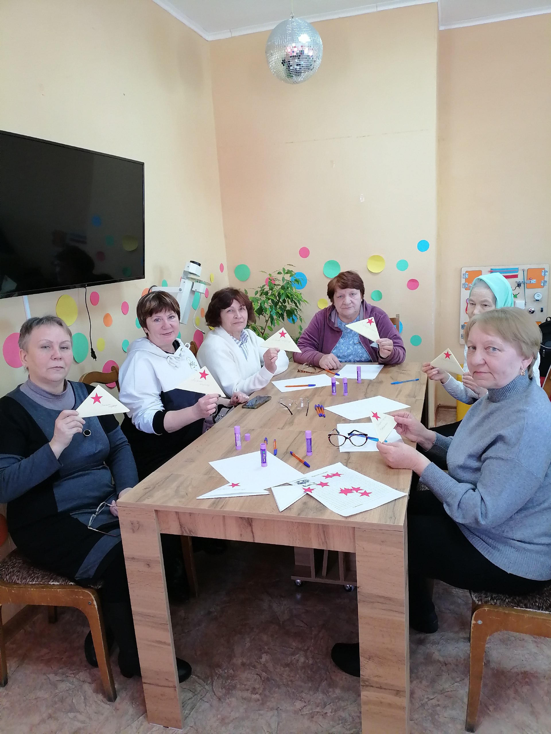 Участники клуба «Активное долголетие» ГБУ КЦСОН Климовского района приняли участие во Всероссийской благотворительной акции «Тепло для Героя»